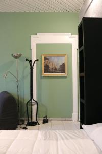 a bedroom with a bed and a painting on the wall at Washington Suite in Milan