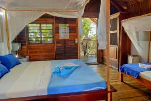 Tempat tidur dalam kamar di Le Moya Beach
