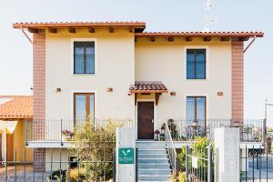 una casa con una puerta delante de ella en La Tenuta di Santo Stefano Agri Resort & Spa en Fossano