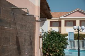 uno sciame di api sul lato di una casa di Ecoresort Hotel Zefyros ad Áyios Kírikos