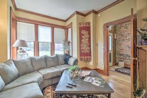 ein Wohnzimmer mit einem Sofa und einem Tisch in der Unterkunft Historic Apartment - Half Mi to Lake Champlain! in Plattsburgh