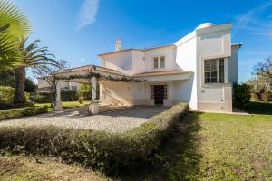 Foto de la galería de Peaceful 4BR villa on Gramacho golf resort w/ private pool en Lagoa