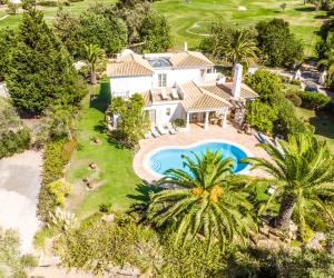 una vista aérea de una casa con piscina en Peaceful 4BR villa on Gramacho golf resort w/ private pool, en Lagoa
