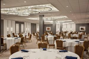 A restaurant or other place to eat at Sheraton Philadelphia University City Hotel