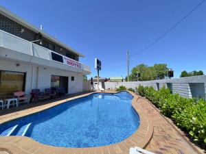 The swimming pool at or close to Albury Garden Court Motel