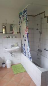 y baño con bañera, lavamanos y ducha. en Ferienwohnung Lahr im Schwarzwald ,120 qm, sehr ruhig, nahe Europa Park Rust, en Lahr