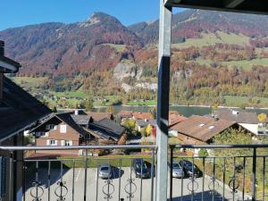 Vista generica sulle montagne o vista sulle montagne dall'interno dell'appartamento