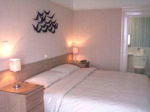 Ένα ή περισσότερα κρεβάτια σε δωμάτιο στο Eden Vale First Floor Sea View Apartment