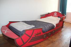 ein Bett in Form eines Bootes in einem Zimmer in der Unterkunft La BLAUDIERE in Mouchamps