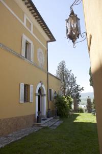 una vista exterior de una casa con patio en Il Broglino, en Todi