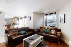 Lovely 2 bedroom flat with patio in New Southgate