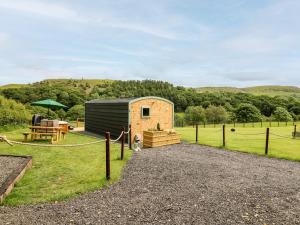 a small shed with a picnic table and a bench at Hwyl in Llandrindod Wells