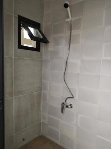 y baño con ducha con cabezal de ducha. en Résidence Maty - 2 chambres salon en Grand Médina