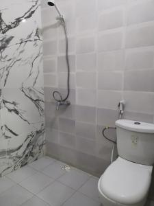 y baño con ducha y aseo. en Résidence Maty - 2 chambres salon en Grand Médina