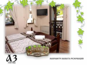 1 dormitorio con 1 cama y TV en una habitación en Възрожденски комплекс Чардакъ Сопот, en Sopot