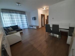 Televízia a/alebo spoločenská miestnosť v ubytovaní Beach Home