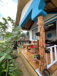 a house with a wooden deck with a blue arrow on it at La Rocha in Patnem