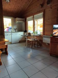 Kuchyň nebo kuchyňský kout v ubytování "Au Cha les Vaux" Chalet 49