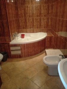 een badkamer met een bad en een toilet bij Surfstay Taghazout 2 in Taghazout
