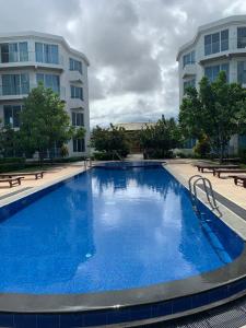 Nilaveli Beach Apartment Sri Lanka tesisinde veya buraya yakın yüzme havuzu