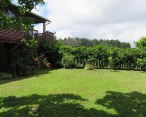 een tuin in de achtertuin van een huis bij Misty View Farm Stay in Towerhill +26 foto's