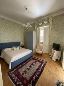 1 dormitorio con 1 cama grande y 1 alfombra en Dimora Castelli en Chieti