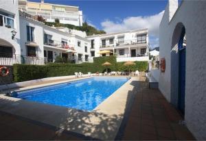 - une piscine en face de certains bâtiments dans l'établissement Holiday apartment in Torreblanca, à Fuengirola