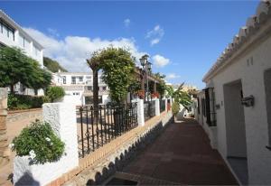 une rue de la ville avec des bâtiments blancs et une clôture dans l'établissement Holiday apartment in Torreblanca, à Fuengirola