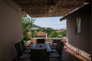 patio con mesa y sillas en el balcón en Apartments Pasko, en Dubrovnik