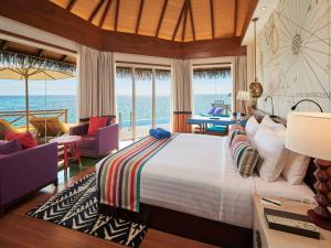 加弗阿利夫环礁Mercure Maldives Kooddoo - Adults - Only Escape - 50 percent off Transfers的一间带床的卧室，可欣赏海景 更多37张照片