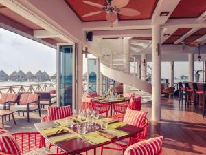 Ein Restaurant oder anderes Speiselokal in der Unterkunft Mercure Maldives Kooddoo All-Inclusive Resort 
