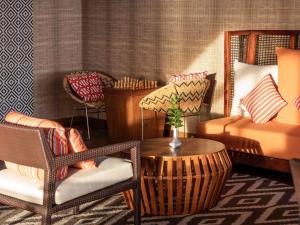 Mercure Maldives Kooddoo - Adults - Only Escape - 50 percent off Transfers的休息区