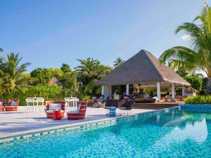 加弗阿利夫环礁Mercure Maldives Kooddoo - Adults - Only Escape - 50 percent off Transfers的一个带椅子和凉亭的度假村游泳池