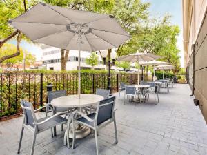ห้องอาหารหรือที่รับประทานอาหารของ La Quinta by Wyndham Dallas - Las Colinas