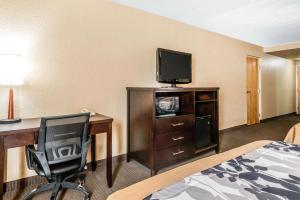 Μια τηλεόραση ή/και κέντρο ψυχαγωγίας στο Sleep Inn & Suites Ocala