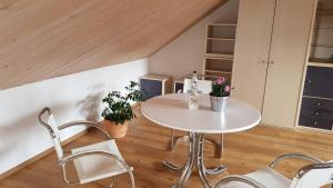 a white table and chairs in a room at Apartment Kern Lautrach in Lautrach