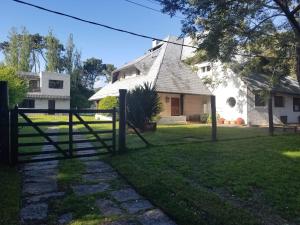 ein Tor vor einem weißen Haus in der Unterkunft Rojaiju in Punta del Este