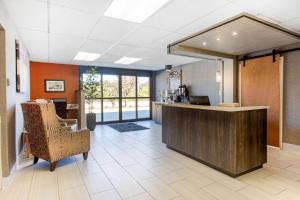 a lobby with a reception desk and a chair at Gallus Stadium Park Inn, Ascend Hotel Collection in Columbia
