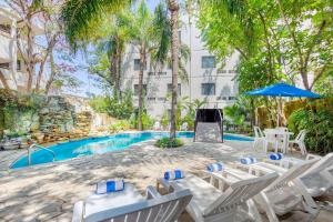 Swimming pool sa o malapit sa Comfort Inn Tampico