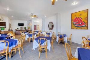 a dining room with tables and chairs and a painting of watermelon at Comfort Inn Tampico in Tampico