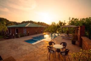 Bazén v ubytování La Serene Resort and Spa nebo v jeho okolí