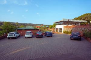 un gruppo di auto parcheggiate in un parcheggio di La Serene Resort and Spa a Mahabaleshwar