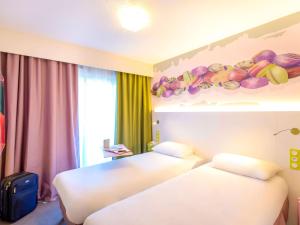 Postel nebo postele na pokoji v ubytování ibis Styles Fréjus St Raphael