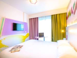 Postel nebo postele na pokoji v ubytování ibis Styles Fréjus St Raphael