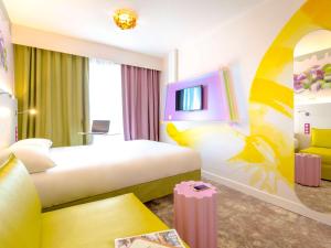 Postel nebo postele na pokoji v ubytování ibis Styles Fréjus St Raphael