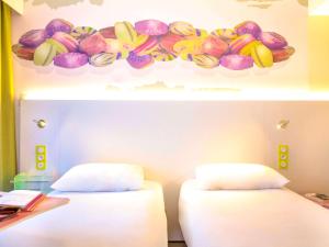 Postel nebo postele na pokoji v ubytování ibis Styles Fréjus St Raphael