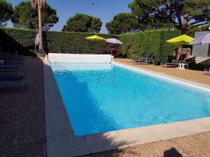 Bazén v ubytování ibis Styles Fréjus St Raphael nebo v jeho okolí