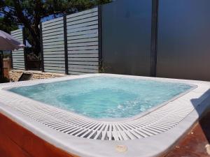 Bazén v ubytování ibis Styles Fréjus St Raphael nebo v jeho okolí