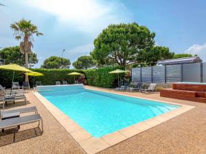 Bazén v ubytování ibis Styles Fréjus St Raphael nebo v jeho okolí