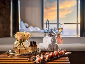 un plateau de nourriture et un vase de fleurs sur une table dans l'établissement Fairmont Nile City, au Caire